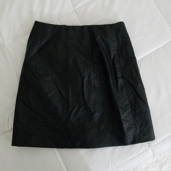 SOLD Black faux leather skirt - Picture 4 of 4